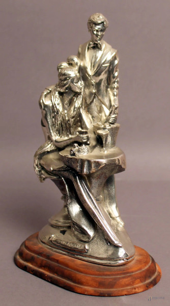 Figure al tavolino, scultura bagnata in argento, H 20 cm.
