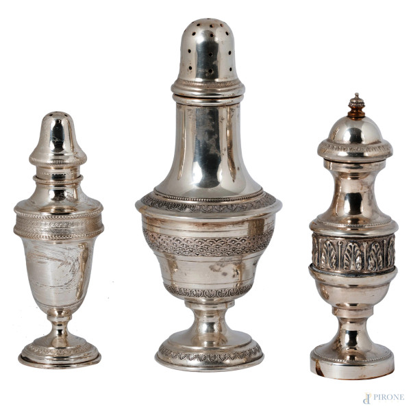 Lotto di tre spargizucchero in argento 800/000, altezza massima cm 17, peso complessivo gr 300