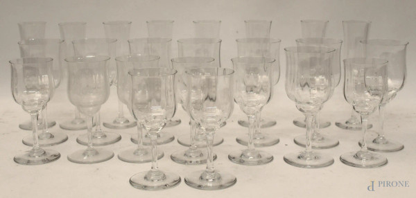 Servizio di bicchieri in cristallo Baccarat, composto da otto bicchieri vino, otto bicchieri acqua e otto bicchieri liquore, pezzi 24