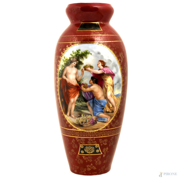 Vaso in porcellana Vecchia Vienna a fondo rosso con preziosi decori in oro e scena mitologica, fine del XIX secolo, altezza cm 40, (difetti)