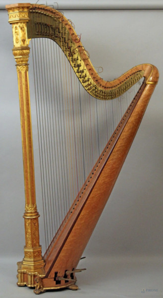 Arpa Herard a pedali anni 20 a quarantasette corde con colonna scolpita e dorata, numero matricola 4494, venduta il 3 febbraio del 1927 al Sig. Brizzi e Niccolai commercianti di strumenti musicali di Firenze.