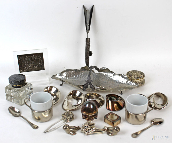 Lotto di vari oggetti in metallo argentato, vetro e porcellana, misure max cm 26,5x8,5, (difetti)