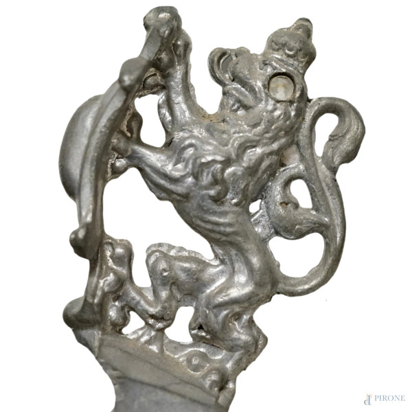 12 boccali da birra con decorazioni a stampa policroma di soggetto militare, co coperchi in metal...