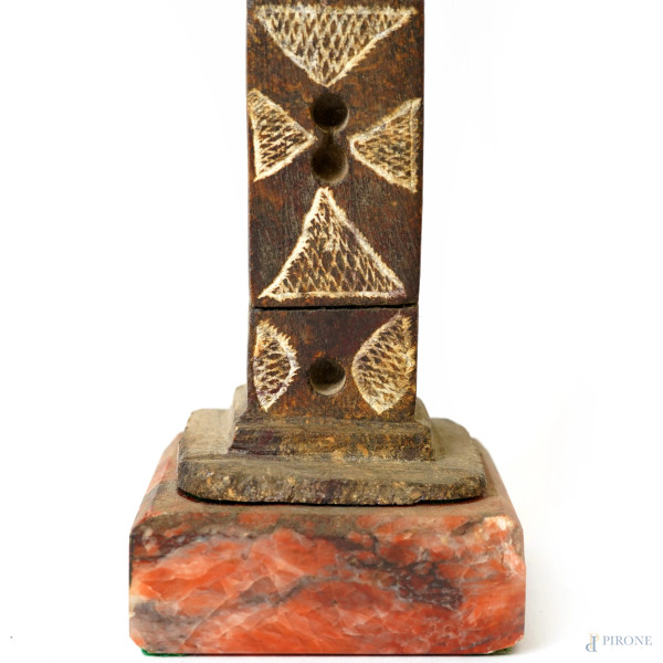 Lotto di tre obelischi in pietra decorati con motivi geometrici di ispirazione moresca. Etiopia, ...