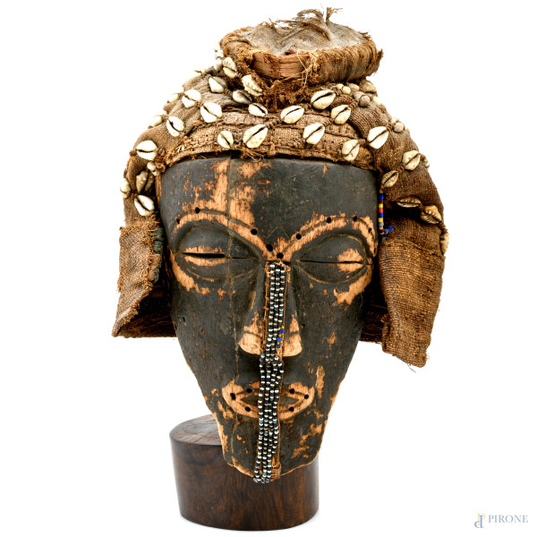 Maschera africana in legno e tessuto, XX secolo, cm 29x14,5, (segni di usura)
