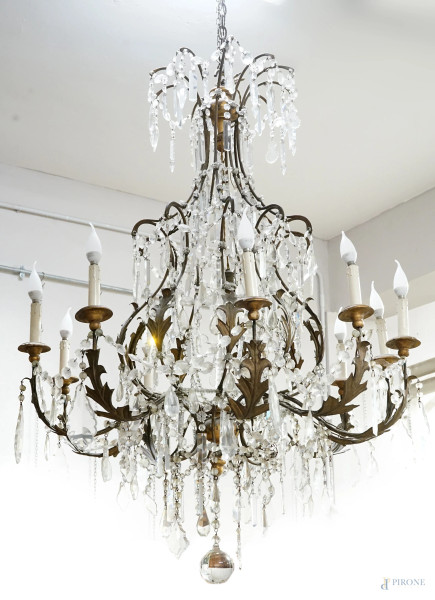 Lampadario a dieci luci con bracci in metallo sbalzato a motivi fogliacei, pendenti in cristallo, fine XIX secolo.