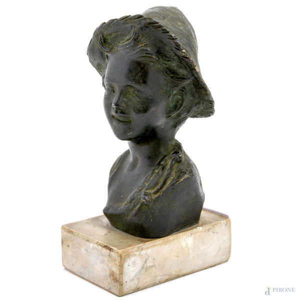 Scultura in bronzo con base in marmo raffigurante fanciullo con cappello, XX secolo, altezza cm 18,5