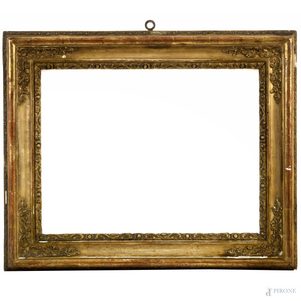 Cornice in legno intagliato e dorato con decori a stucco, XIX secolo, ingombro cm 54x66, battente cm 39,5x51, (difetti)
