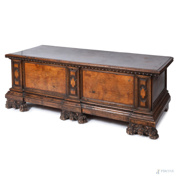 Cassapanca in noce con fronte modanato, XIX secolo, cm 58x172x59, (segni di usura, difetti)