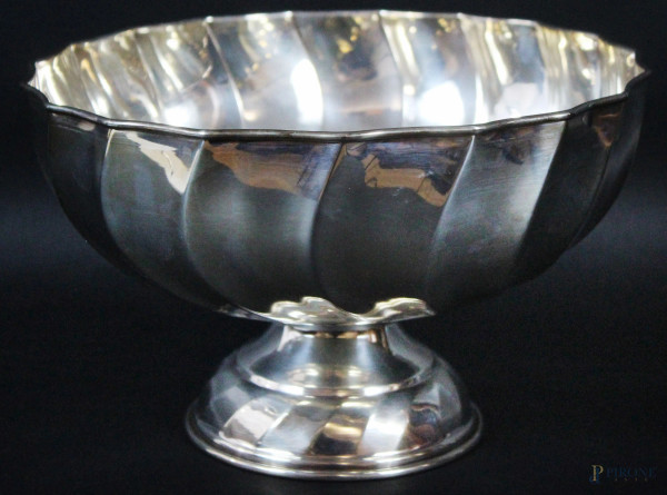 Centrotavola in metallo argentato a forma di coppa, altezza cm 16, diametro cm 25
