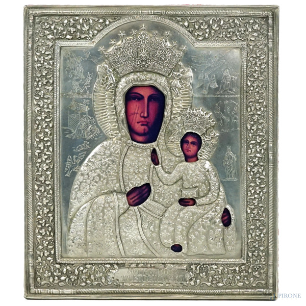 Icona raffigurante Madonna con Bambino, riza in metallo argentato con decori sbalzati, XX secolo, cm 30,5x26,5, (difetti).