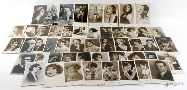 Lotto di cinquanta cartoline di attori d&#39;epoca, cm. 14x9, XX secolo