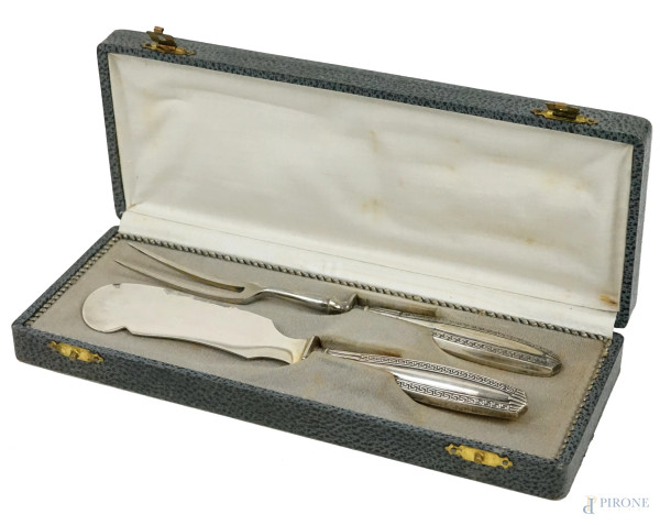 Forchetta e coltello da portata con manici in argento con profili a meandro, lunghezza cm 18,5, XX secolo, entro astuccio originale.
