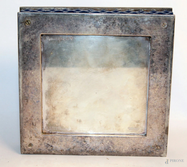 Cleto Munari - Centrotavola di linea quadrata in metallo argentato, particolari smaltati, h 3x18,5x18,5 cm