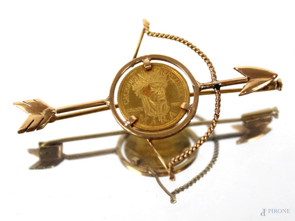 Spilla a forma di arco con moneta venezuelana in oro, gr. 5,1