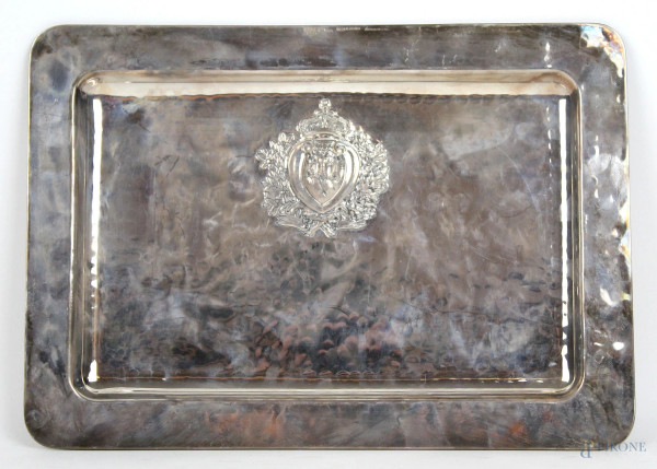 Piccolo vassoio rettangolare in argento martellato, con stemma a sbalzo della Repubblica di San Marino, cm 18,5x26,5, firmato G. Arzilli, gr. 450