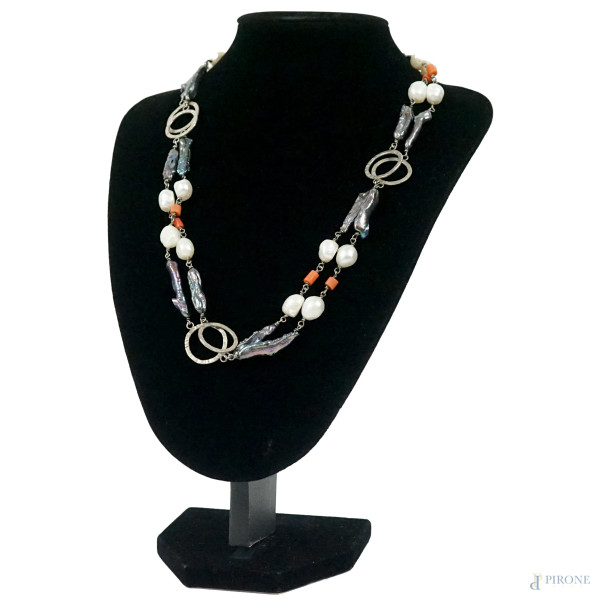 Collana lunga in argento con perle scaramazze e barilotti di corallo, lunghezza cm 114 circa