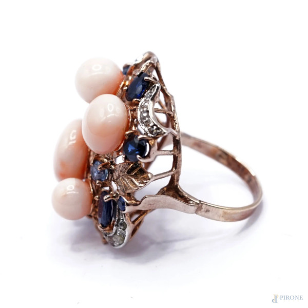 Anello in oro basso 9 kt e argento,brillatini 0,34 ct, zaffiri per 3,30 ct e corallo rosa, misura...