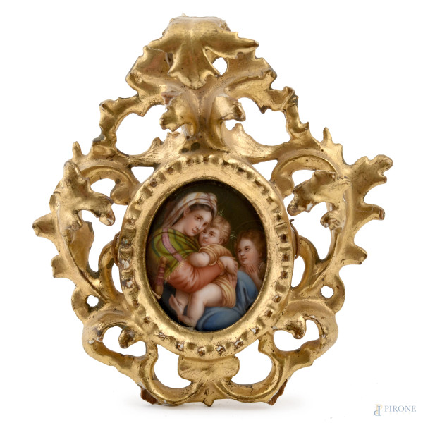 Miniatura in porcellana dipinta con riproduzione a mano della Madonna della Seggiola, XIX-XX secolo, entro cornice in legno dorato finemente intagliato, misure complessive cm 13x12,5, (segni di usura, rotture, cadute di doratura)