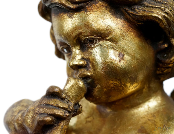 Coppia di putti musicanti, sculture in resina dorata, XX secolo, cm h 36