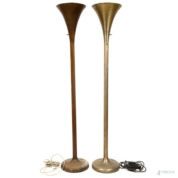 Coppia di lampade da terra a calice in metallo, XX secolo, altezza cm 181, (difetti, da revisionare)