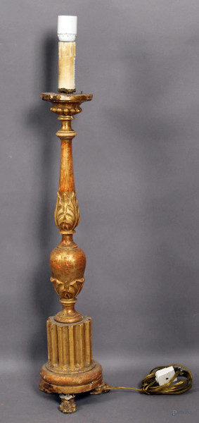Portacero in legno intagliato e dorato, montanto a luce elettrica, XIX secolo, altezza 83 cm.