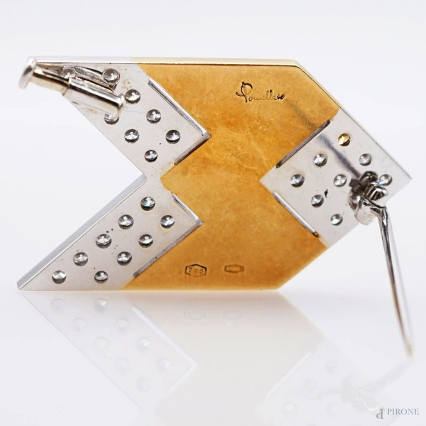 Pomellato, spilla a foggia di freccia in oro 18 KT con brillantini, di cui uno color giallo, cm 4...