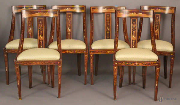 Lotto composto da sei sedie a faldina in legno con intarsi a vari legni raffiguranti paesaggi ed animali, XIX sec, con sedute in stoffa gialla.