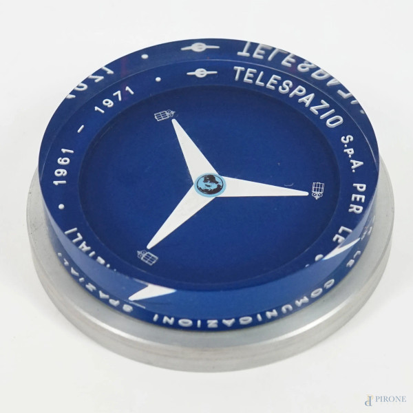 Fermacarte Telespazio s.p.a per le comunicazioni spaziali 1961-1971, in perspex, diametro cm 10x3