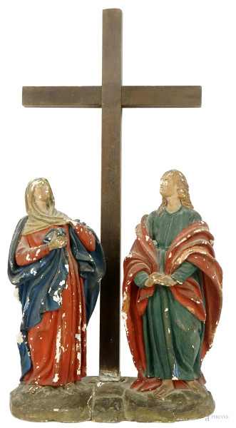 Madonna e San Giovanni sotto la croce, gruppo scultoreo in gesso dipinto, fine XIX secolo, cm h 42, (difetti, parti rotte)