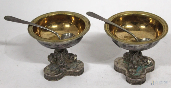 Coppia di salierine in argento rette da tritoni con vaschette a vermaille, H 7 cm, gr. 310, inizi XIX sec., 