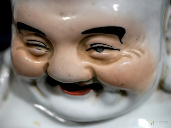 Buddha in porcellana policroma, Cina, XX secolo, cm 24,5x23x11,5, (difetti)