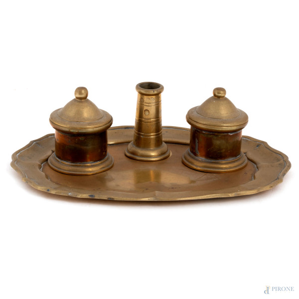 Calamaio e portapenna completo di vassoio in bronzo dorato, XX secolo, misura massima cm 22x16, (segni di usura, difettI)
