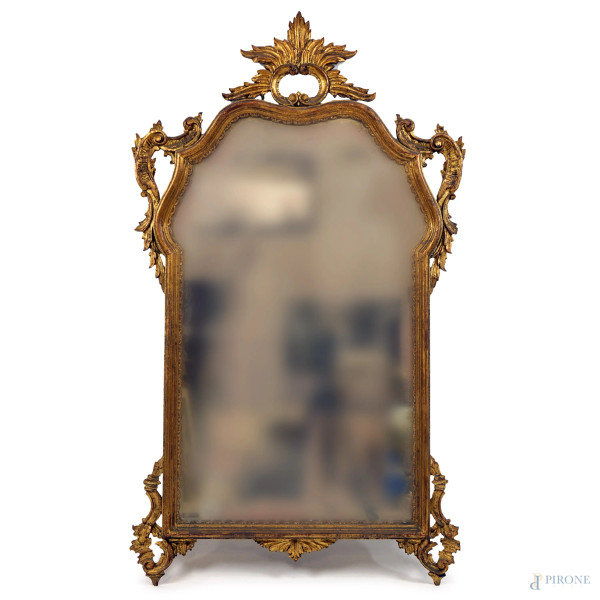 Specchiera in legno intagliato e dorato, prima metà XX secolo, decori a motivi di foglie d'acanto, cm h 117x66, (segni del tempo).