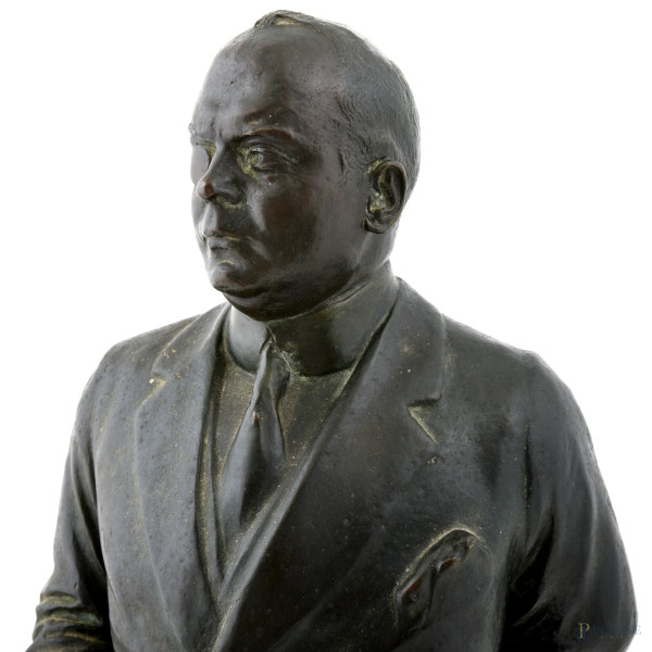 Uomo con guanti, XX secolo, scultura in bronzo, altezza cm 46