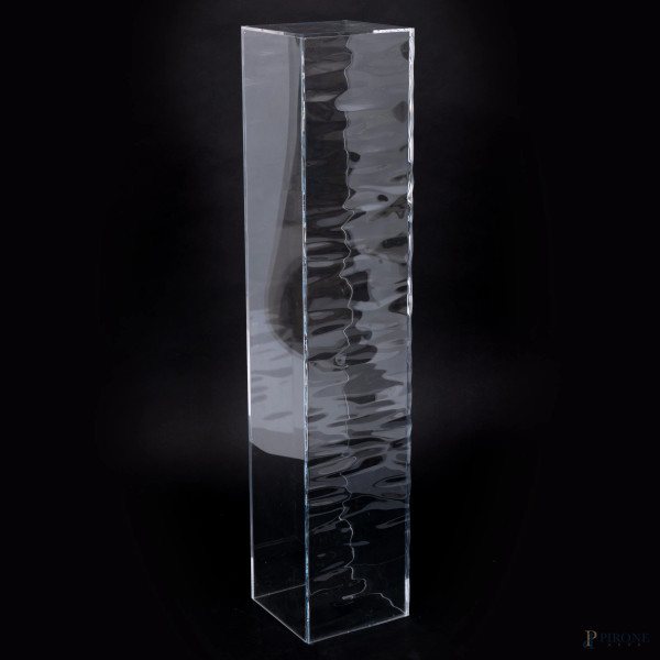 Colonna in plexiglass, XX secolo, cm 101x20x20, (segni di usura, graffi)