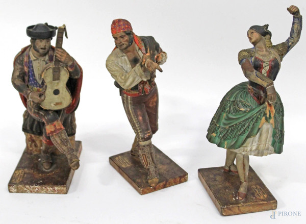 Lotto di tre antiche figure in terracotta dipinta raffiguranti suonatore e ballerini del flamengo, h. 28 cm, (difetti e mancanze).