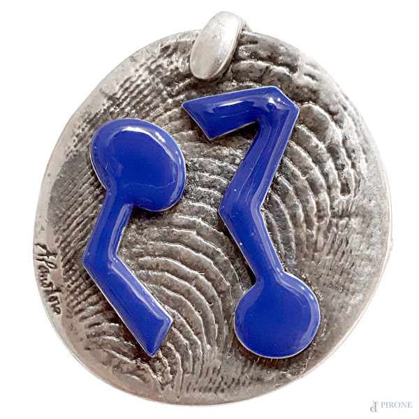 Arnaldo Pomodoro pendente-scultura astratto, metallo argentato con inserto zodiaco in smalto blu, cm 5x5 circa, firmato 