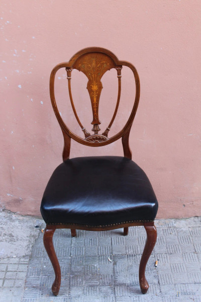 Lotto di quattro sedie in noce e radica con dorsale a medaglione con intarsi floreali, sedute in pelle, XIX sc.