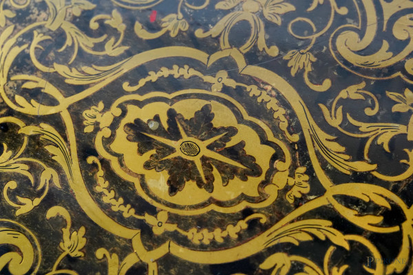 Tavolo da gioco in legno con intarsi Boulle ad arabeschi sui lati e sul piano rettangolare dal pe...