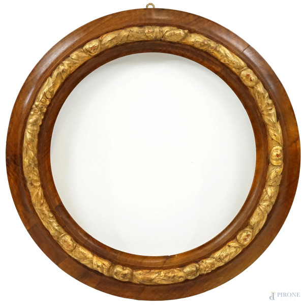 Cornice in legno ad assetto tondo, XX secolo, decorata da battuta aggettante dorata, diametro ingombro cm  65, diametro luce cm 45,5.