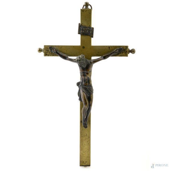 Crocifisso porta ex voto in bronzo e ottone, XX secolo, cm 27x15,5, (segni di usura, difetti)