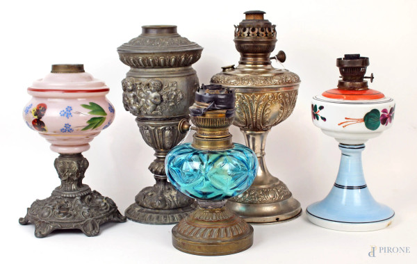 Lotto di cinque lampade da tavolo, materiali diversi, alt. max cm 34, prima metà XX secolo, (difetti e mancanze)
