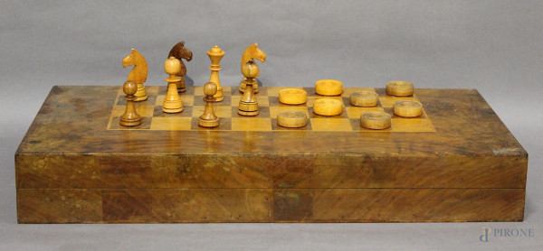 Vecchia scacchiera in legno completa di scacchi