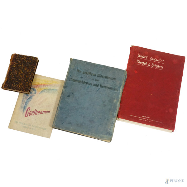 Lotto composto da quattro volumi: Euritmia drammatico musicale. Lettere di Emmanuele Bidera a madamigella Sofia, Palermo 1853; Bilder Okkulter Siegel und Saulen, Berlino 1907; Goetheanum, Schweiz 1961; Die geistigen Wesenheiten in den Himmelskörpern und Naturreichen von Rudolf Steiner, Helsingfors 1912. (Difetti)