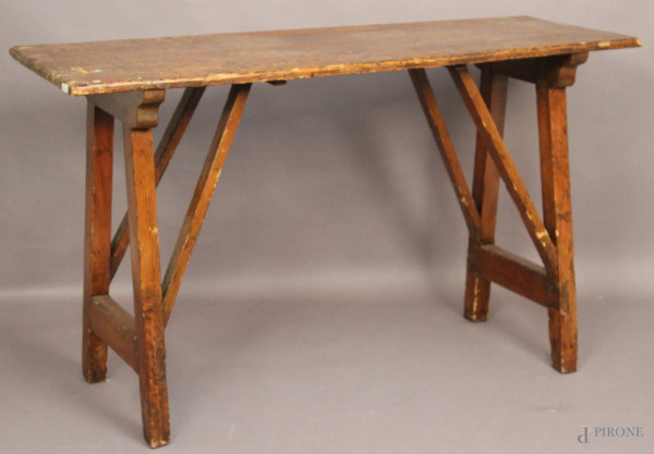 Tavolo di linea rettangolare in noce, poggiante su gambe a capretta, XIX sec., cm 78 x 130 x 48.