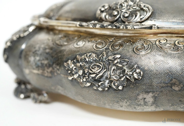 Cofanetto in argento baccellato, finemente lavorato a bulino, decorato con motivi vegetali a rili...