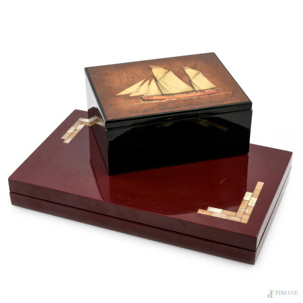 Lotto composto da una scatola in legno decorata al coperchio con galeone e da scatola contenente fiches e carte da gioco, XX secolo, misure massime cm4,5x21x35,5 , (segni di usura, difetti, incompleto)