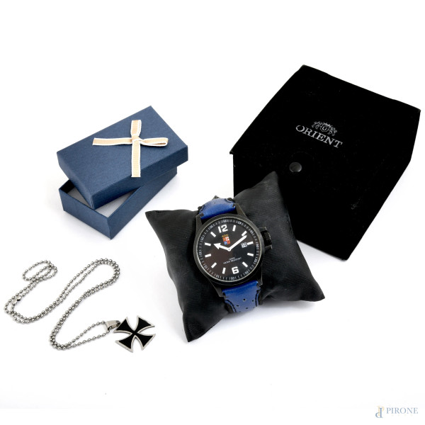 Lotto catenina con pendente a croce in metallo (lunghezza cm 30,5); ciondolo cm 3x3) ed un orologio da uomo, (misura cassa cm 4,5)