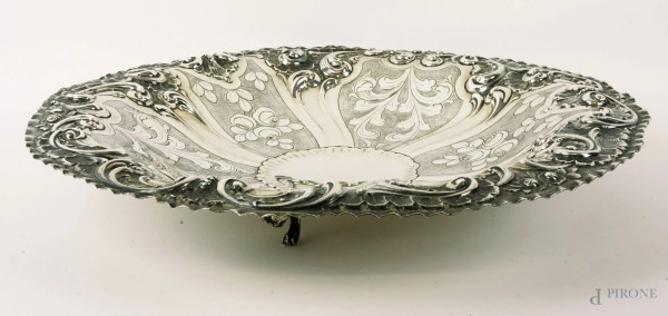 Grande centrotavola in argento sbalzato e cesellato, cm h 6x36,5, XX secolo, peso gr. 750